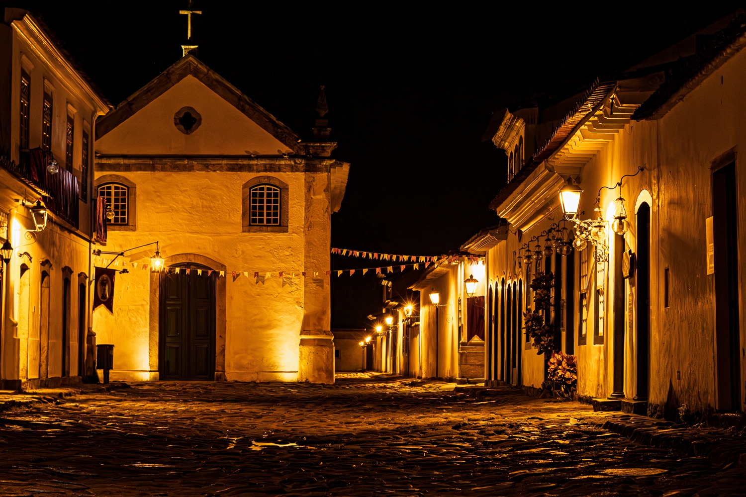 Rua histórica iluminada ao entardecer